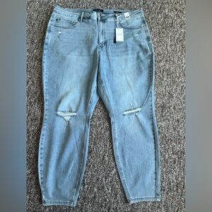 Judy Blue Women’s Mid-Rise Distressed Skinny Fit Light Wash Jeans Size 24W New